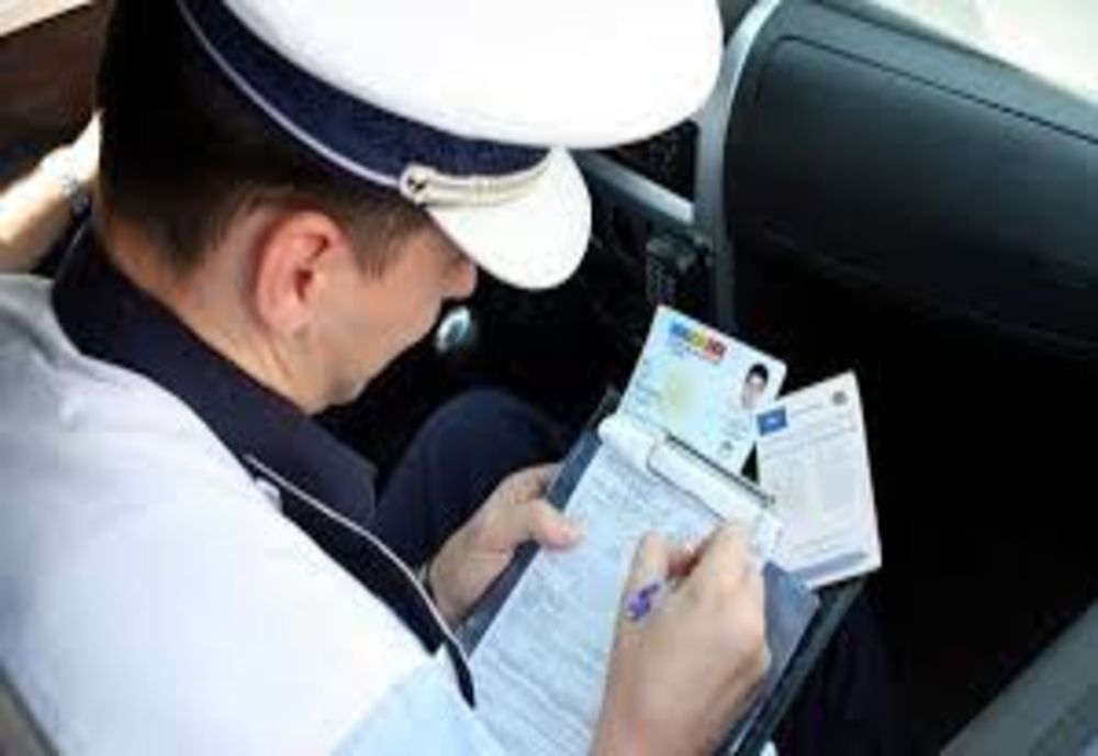 478 de sancțiuni contravenționale aplicate și 32 de permise de conducere reținute de polițiști în acest week-end