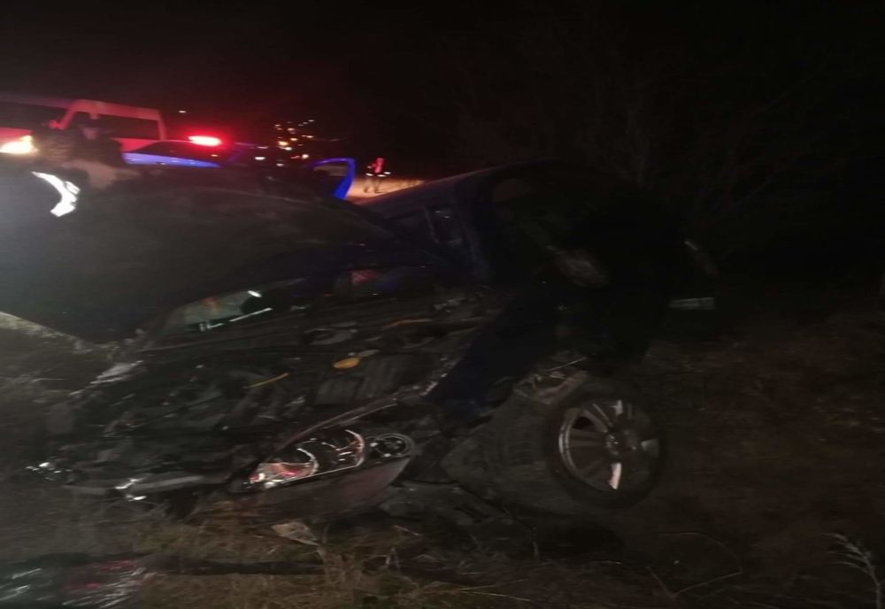 Bărbat inconștient după ce s-a răsturnat cu mașina în șanț