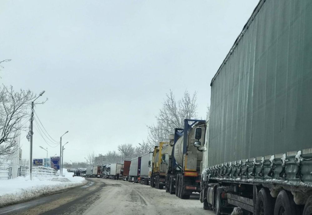 Tiruri blocate în zăpadă, în apropierea Punctului de Trecere a Frontierei Giurgiu. Coloană de camioane pe DN 5