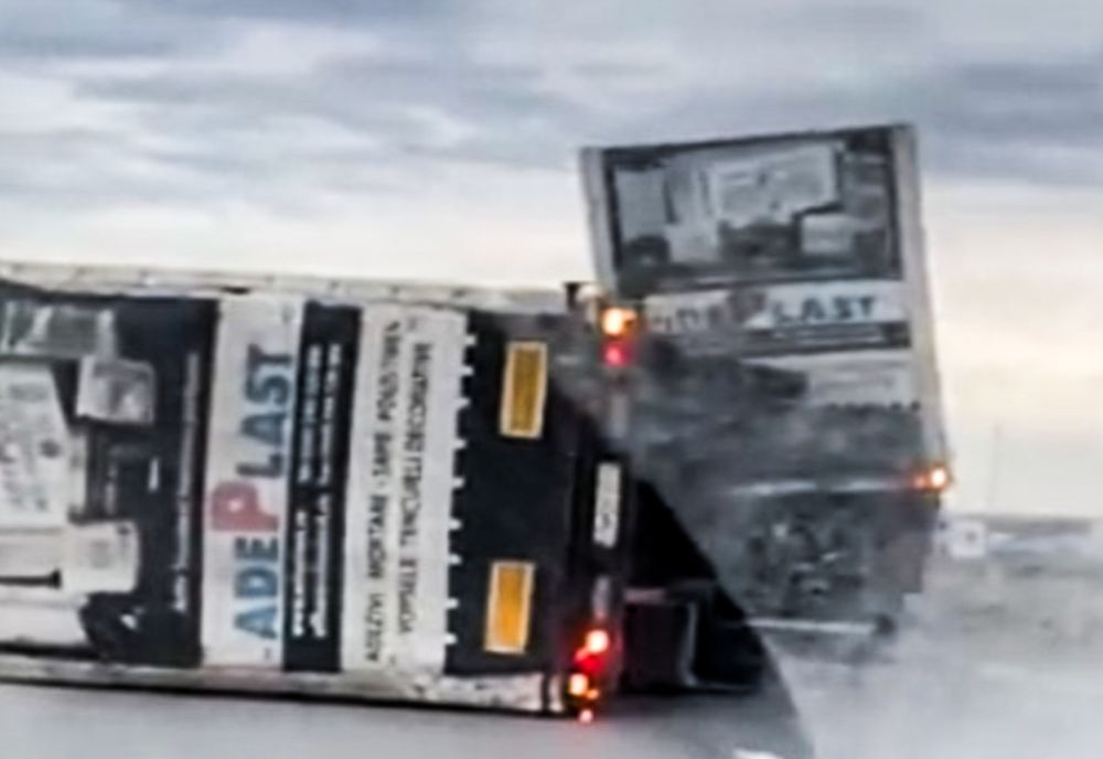 Tir răsturnat din cauza vântului puternic, pe DN 5