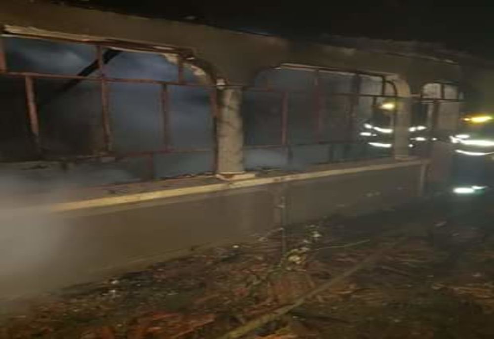 Incendiu izbucnit la o casă bătrânească din localitatea Gostinari