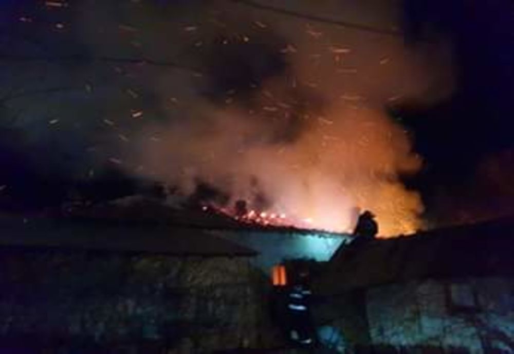 Acum. Casă bătrânească mistuită de flăcări, la Hotarele. Pompierii acționează pentru limitarea propagării incendiului