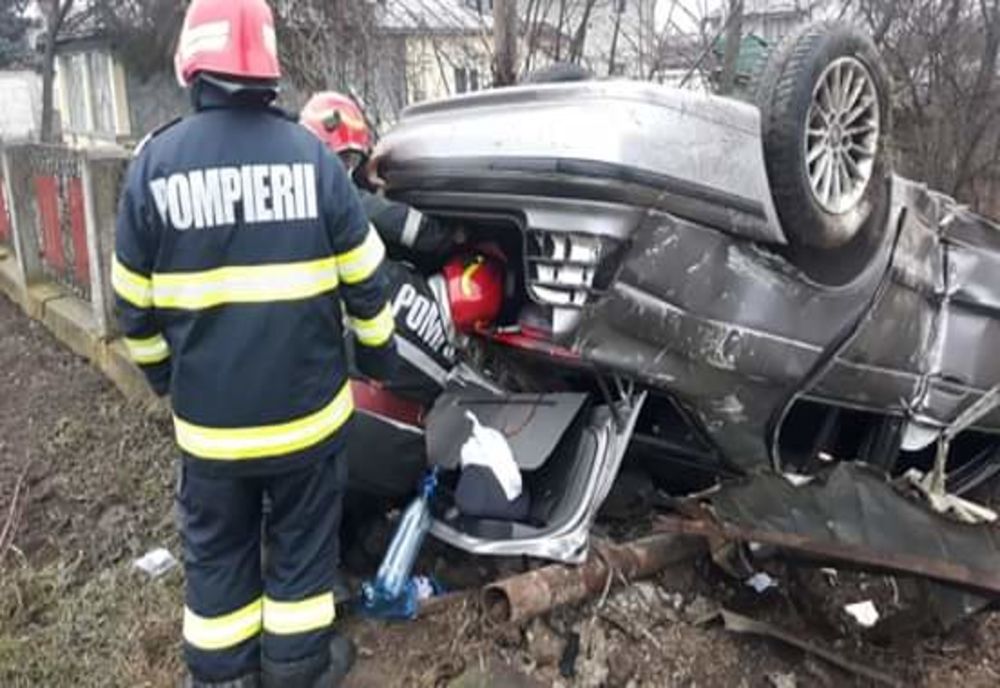 Șofer rănit, după ce s-a răsturnat cu mașina pe DN6