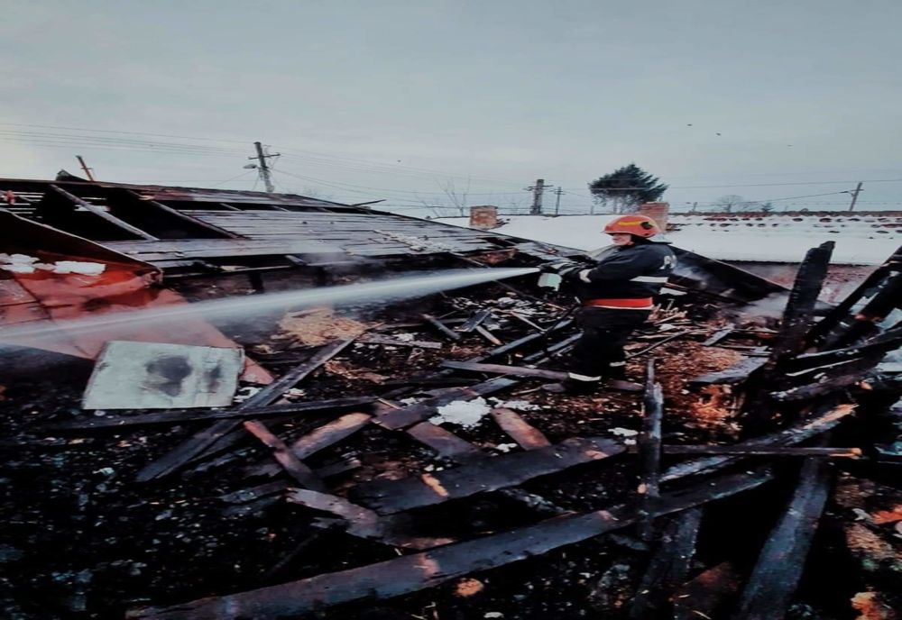 Incendiu extins în Giurgiu. Acoperișurile unor case au ars din cauza unui scurtcircuit