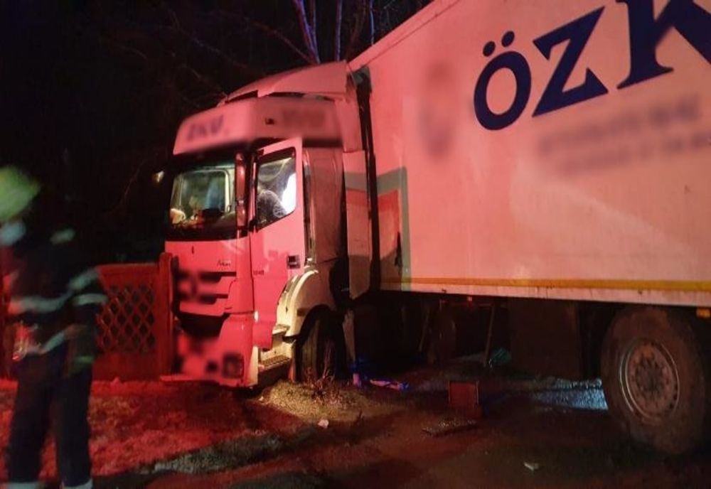 Un tir a părăsit partea carosabilă și a ajuns într-o curte, pe DN 5