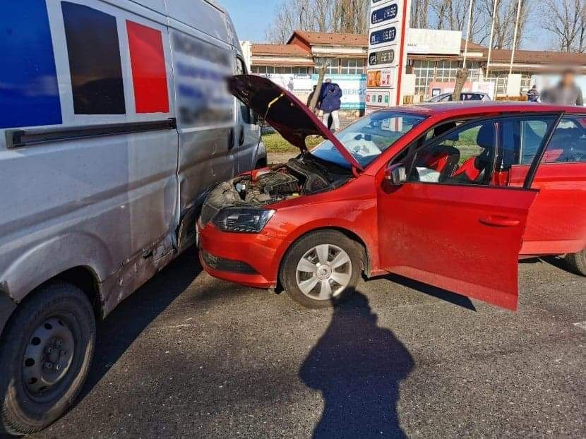 Accident rutier la intrarea în Giurgiu. Sunt implicate două autoturisme și o dubă