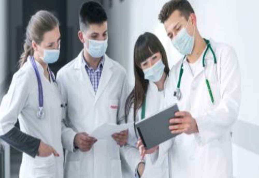 Peste 200 de studenți de la Medicină s-au înscris voluntari ca să-i ajute pe medici