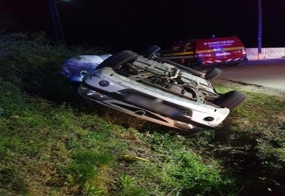 Un autoturism s-a răsturnat pe marginea drumului, la Pietrele