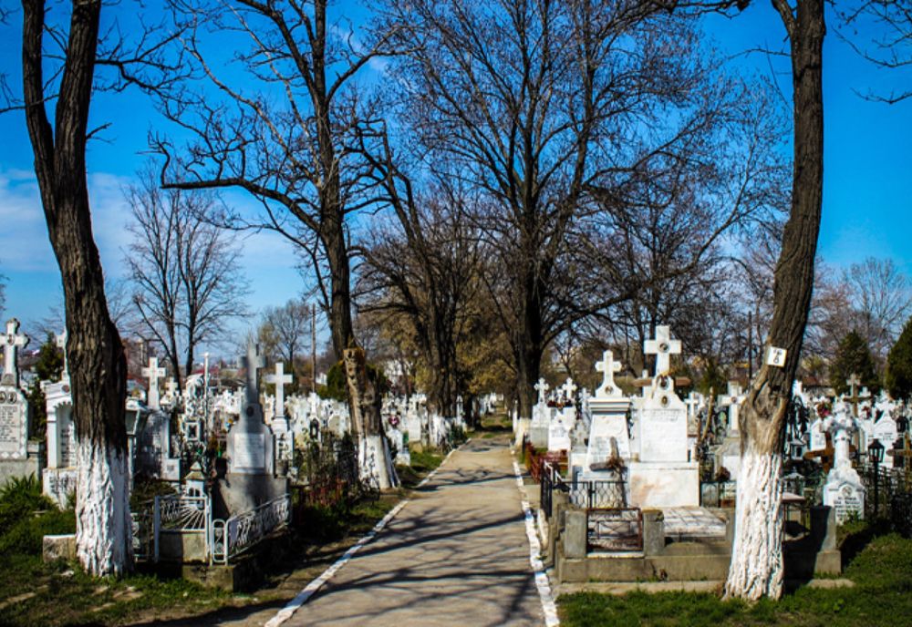 Giurgiuvenii NU pot să efectueze lucrări de îngrijire a locurilor de veci, în această perioadă. Mersul la cimitir se sancționează cu amendă