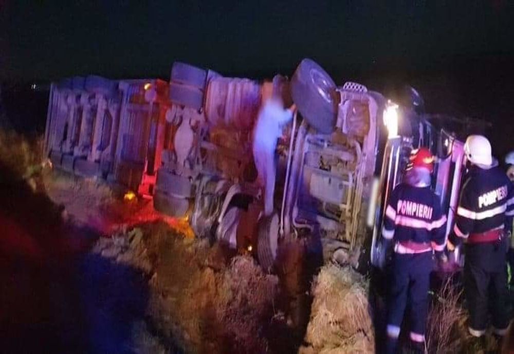 Un autotren încărcat cu peleți s-a răsturnat pe DN5