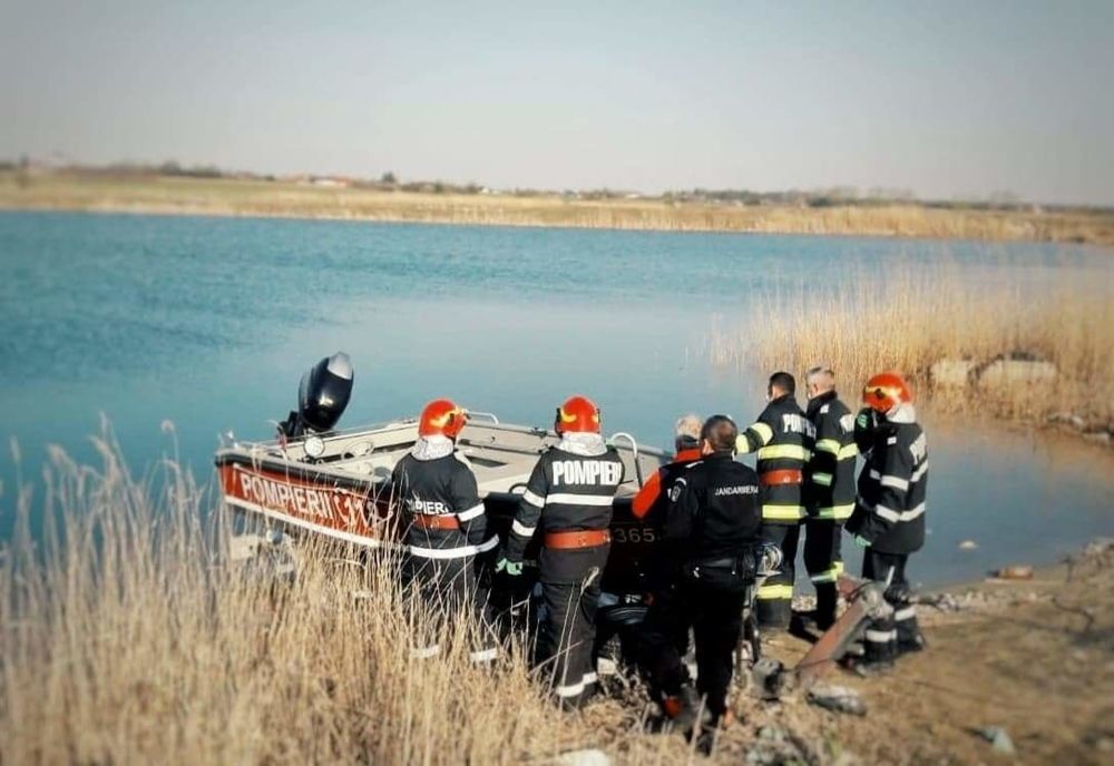Un bărbat și calul său au murit înecați după ce malul unui lac s-a surpat