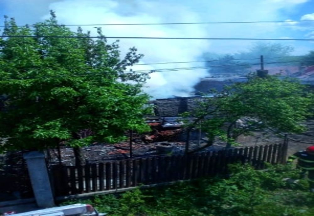  Casă și anexe gospodăreşti, mistuite de flăcări, în localitatea Izvoru