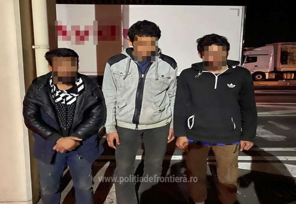 Trei pakistanezi, depistați de polițiștii de frontieră de la Giurgiu într-un camion încărcat cu sticle