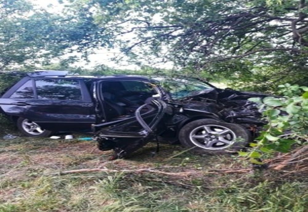 Un autoturism a intra într-un copac, la Chiriacu. Două persoane au ajuns la spital