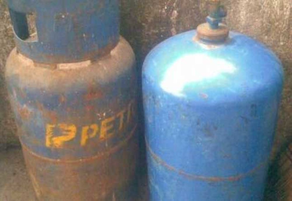 Trei persoane, surprinse de poliţişti cu butelii de aragaz furate dintr-un rastel metalic