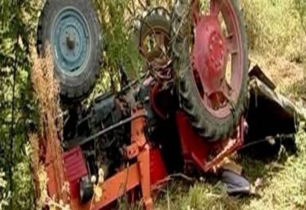 Bărbat mort în timp ce traversa un podeț, după ce a căzut tractorul peste el
