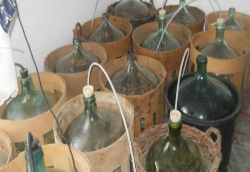 Bărbați cercetați după ce au pătruns într-o locuință de unde au sustras 70 de litri de băuturi alcoolice