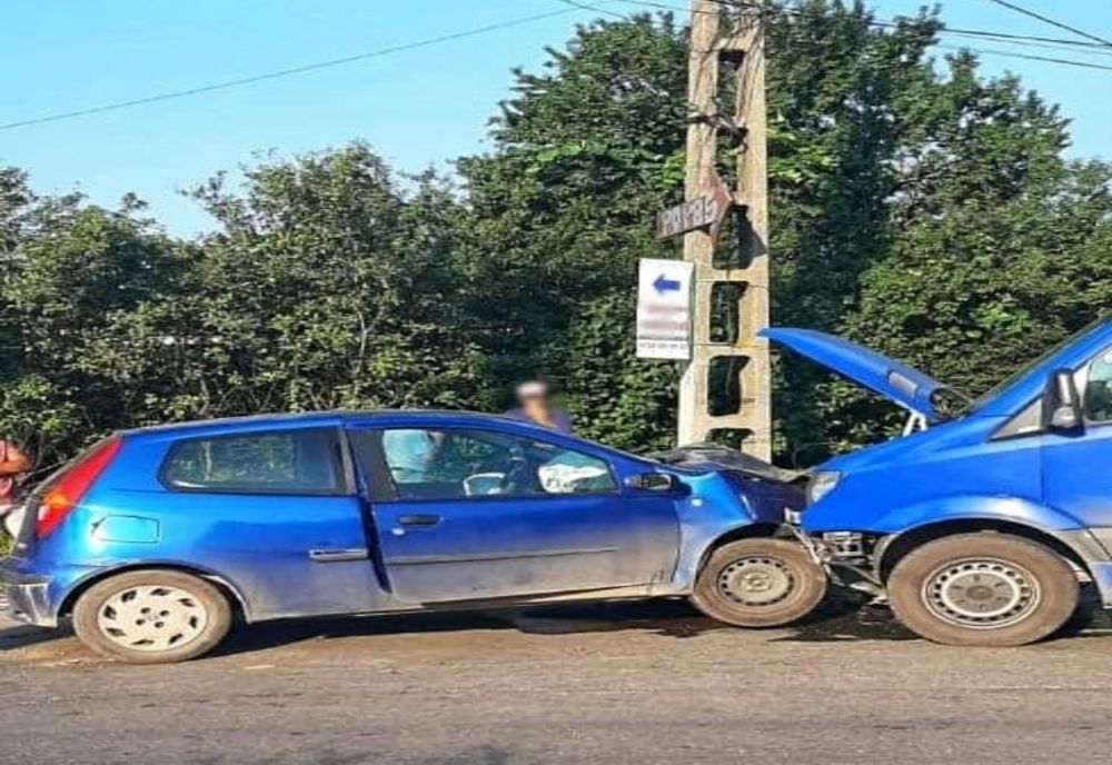 Coliziune între un microbuz de transport persoane și un autoturism, la Săbăreni 