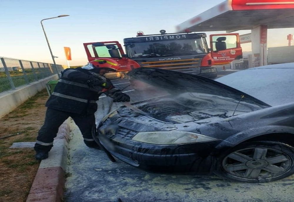 Un autoturism a luat foc pe Autostrada A1, în parcarea unei benzinării
