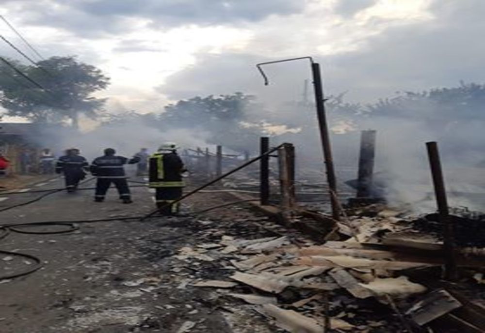 Trei gospodării din Gostinu, afectate de un incendiu