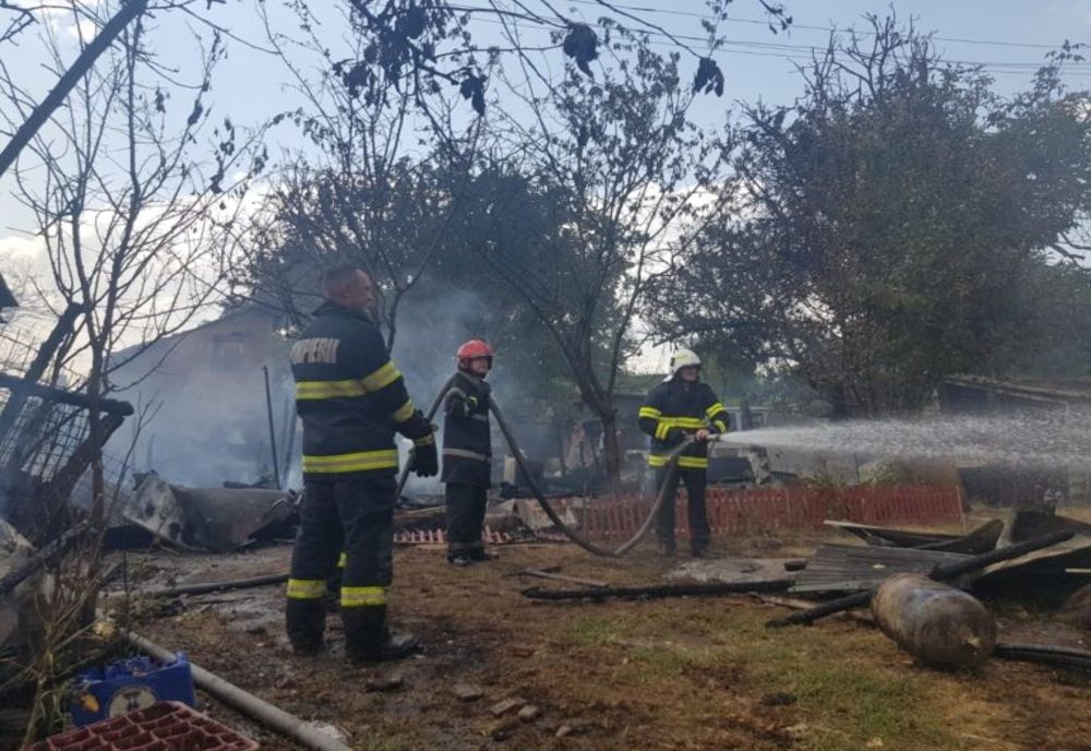 Trei anexe gospodărești și 4 tone de lemne, mistuite de flăcări, în zona Gării de Nord din Giurgiu