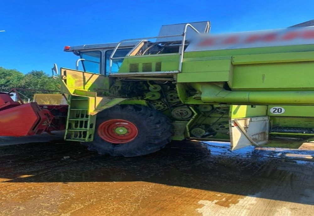 O combină agricolă a luat foc pe un teren din localitatea Bolintin Deal