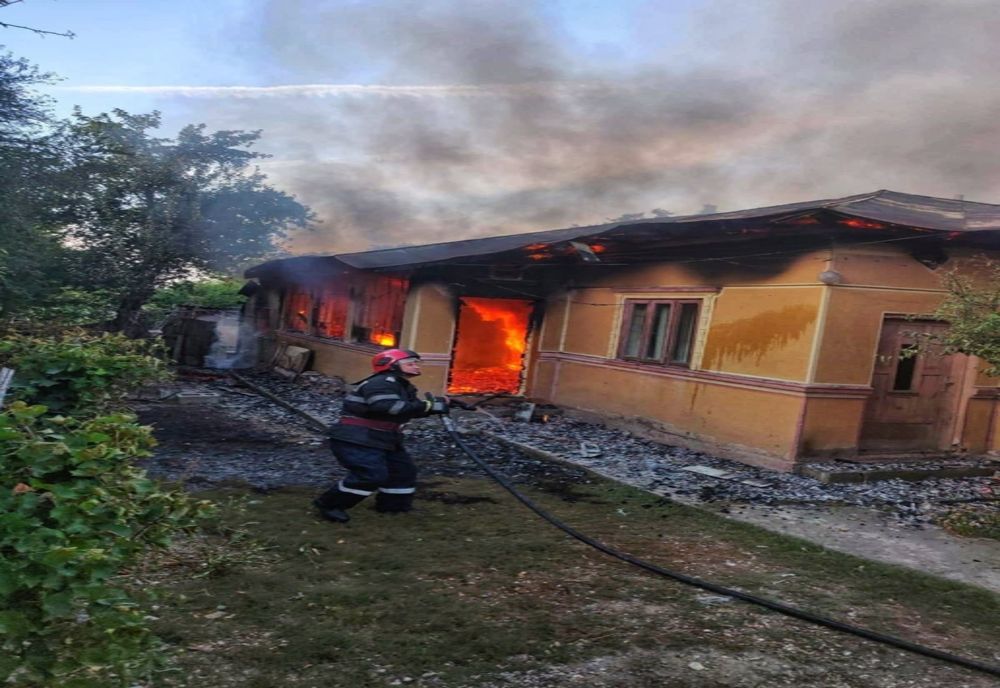 Incendiu la o casă din Isvoarele. Proprietara a suferit arsuri și a fost transportată la spital