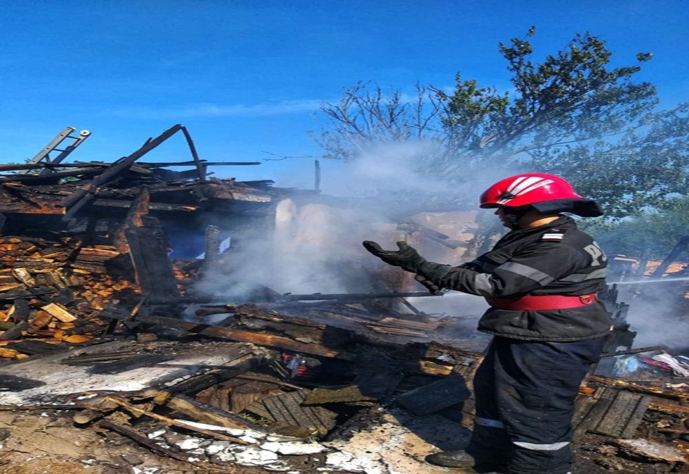 Incendiu violent la o locuință din Răsuceni. Două autospeciale de stingere intervin la fața locului