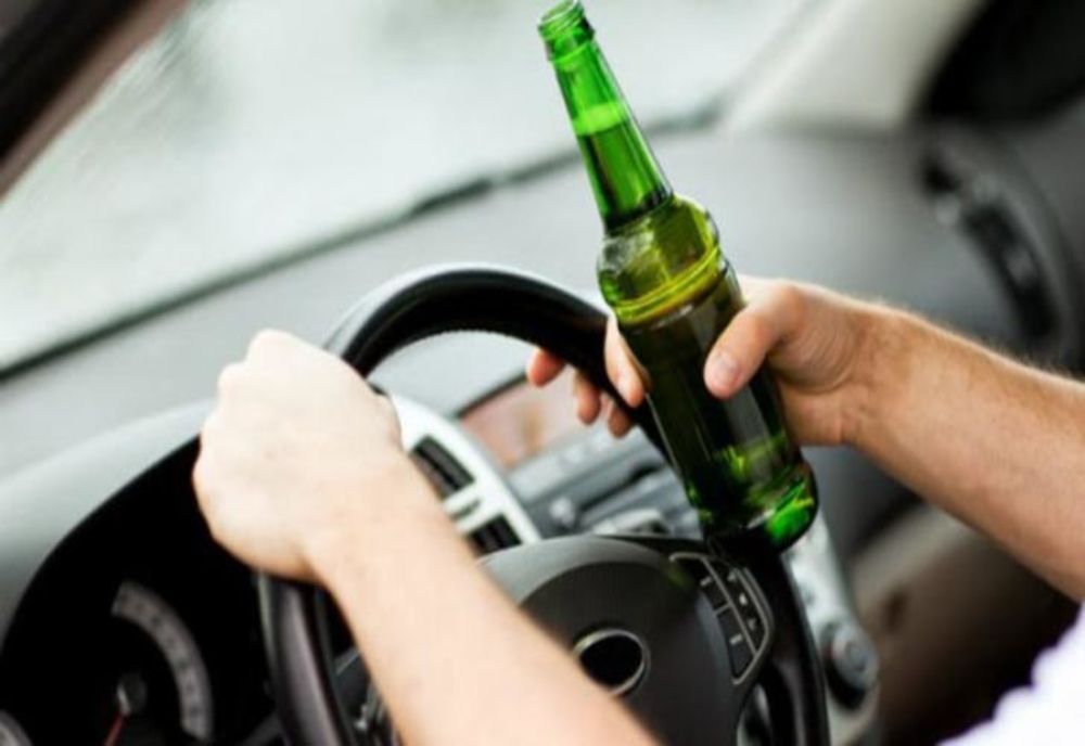 Un șofer beat a intrat cu mașina într-un autoturism staționat