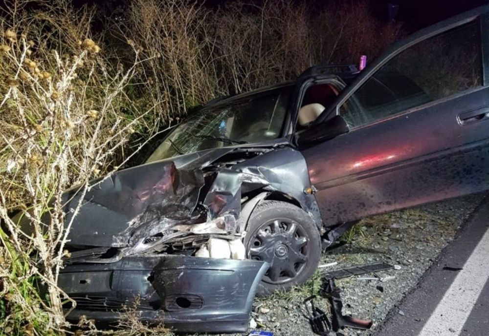 Coliziune între două autoturisme pe DJ 507. Trei persoane, transportate la spital