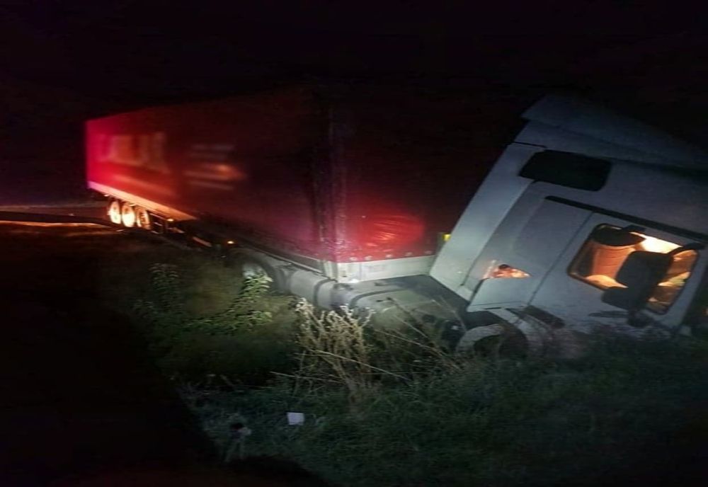 Accident rutier pe DN 5. Un tir a părăsit carosabilul și a lovit un mal de pământ