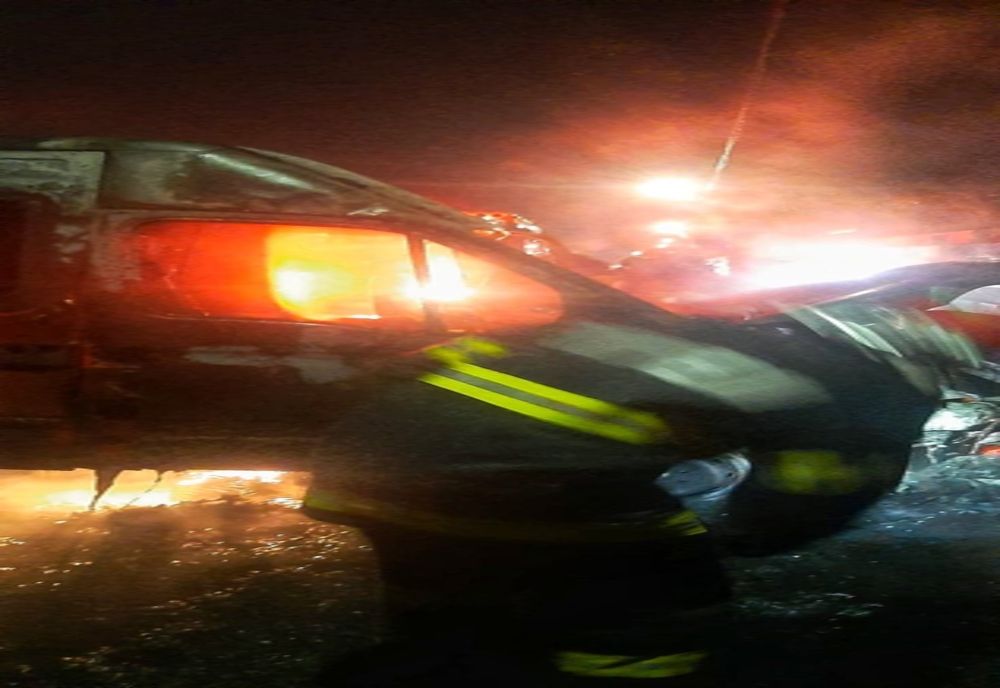 O autoutilitară a luat foc în apropierea unei gospodării din Săbăreni