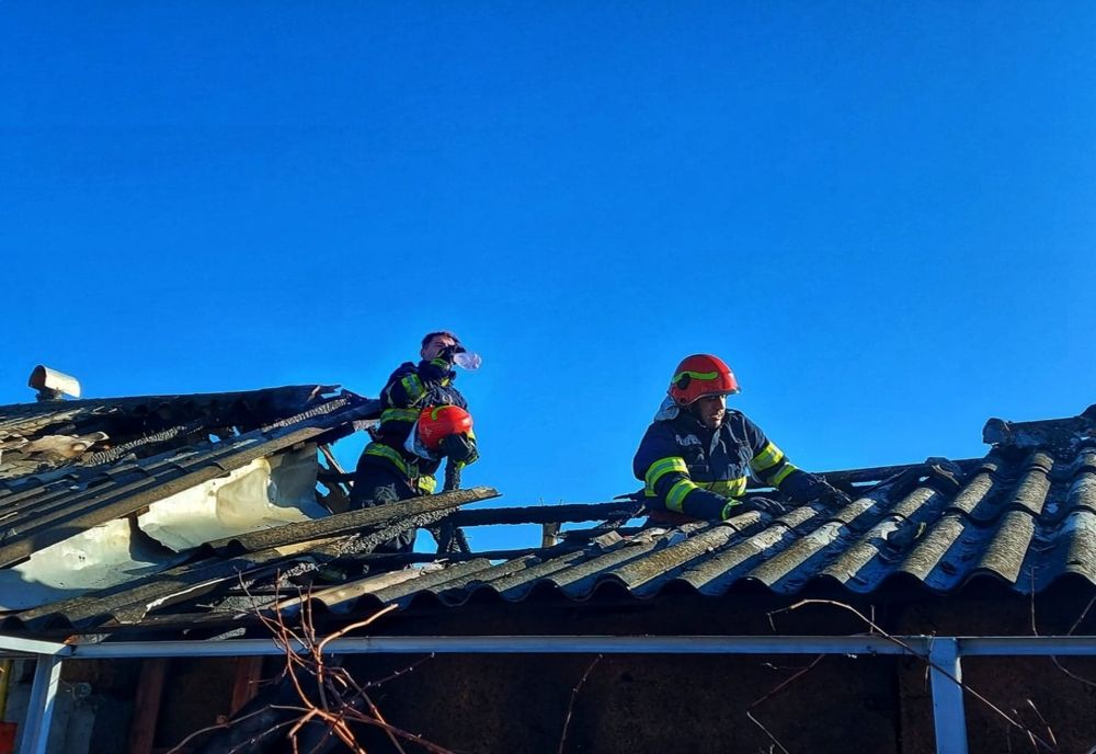 Casă în flăcări în Giurgiu. Pompierii au intervenit cu trei autospeciale