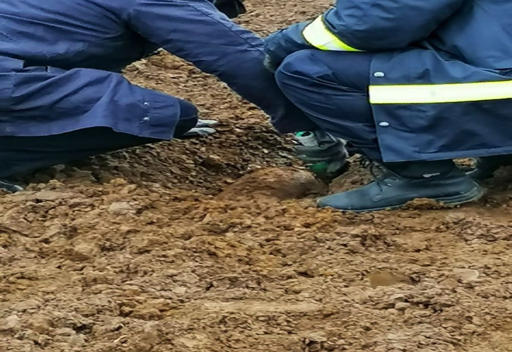 Proiectil exploziv din al Doilea Război Mondial, găsit în urma unor lucrări de excavare, la Bâcu