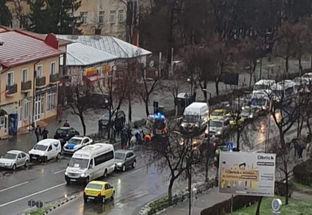 Accident rutier în Giurgiu. Pieton lovit de un microbuz pe trecerea de pietoni de la primărie