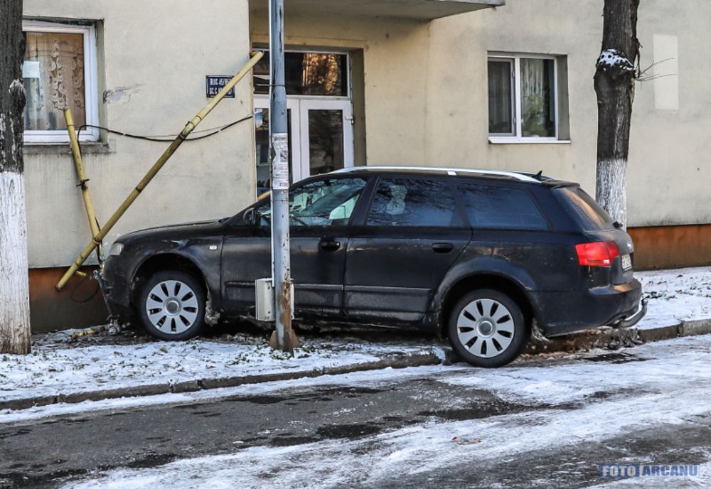 Un giurgiuvean a intrat cu autoturismul într-o țeavă de gaze. Cinci persoane au fost evacuate