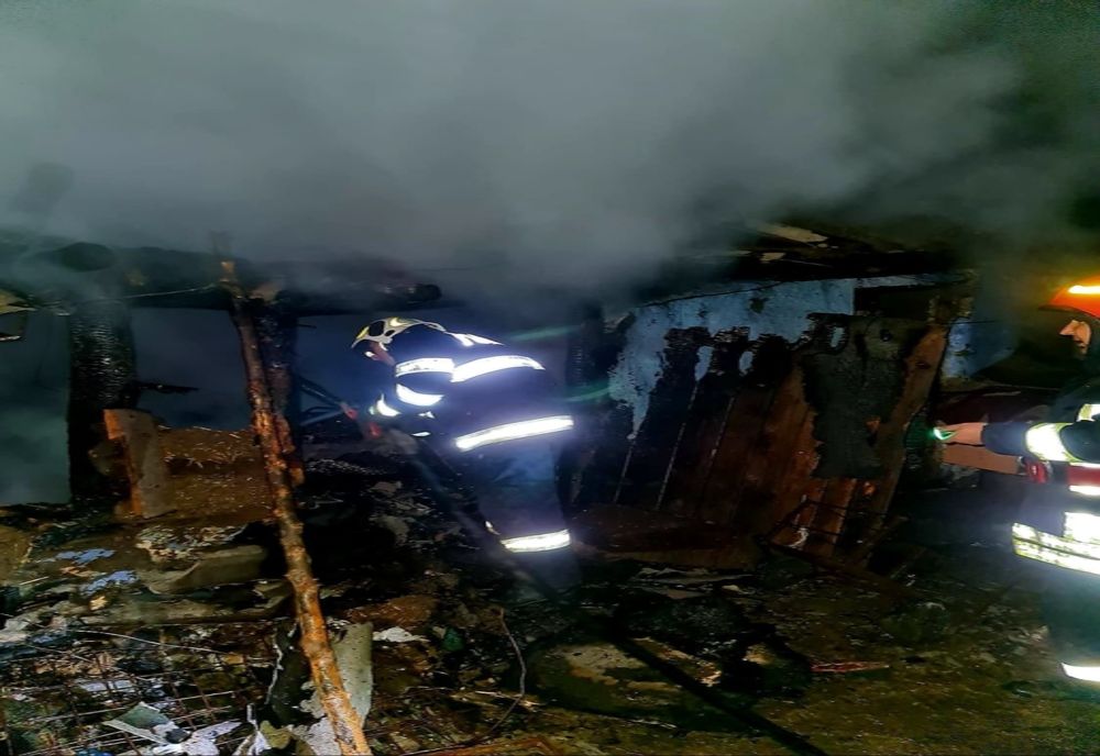 O anexă gospodărească din Stoenești a ars în totalitate