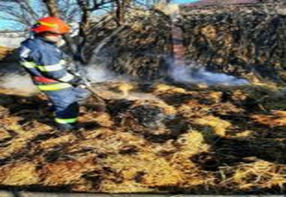 Sute de baloți de furaje, distruse de un incendiu, în localitatea Suseni