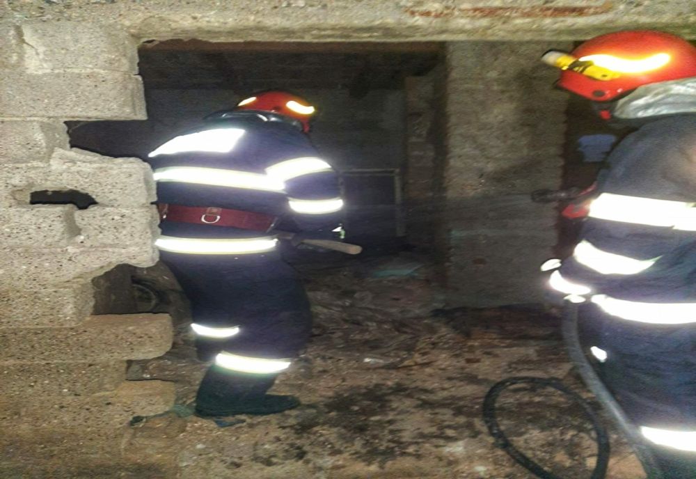 Bătrân din Petru Rareș, asistat medical după ce casa în care locuia a fost cuprinsă de un incendiu