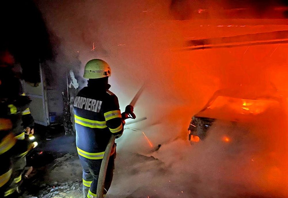 O familie din județul Giurgiu și-a pierdut autoturismul și garajul într-un incendiu