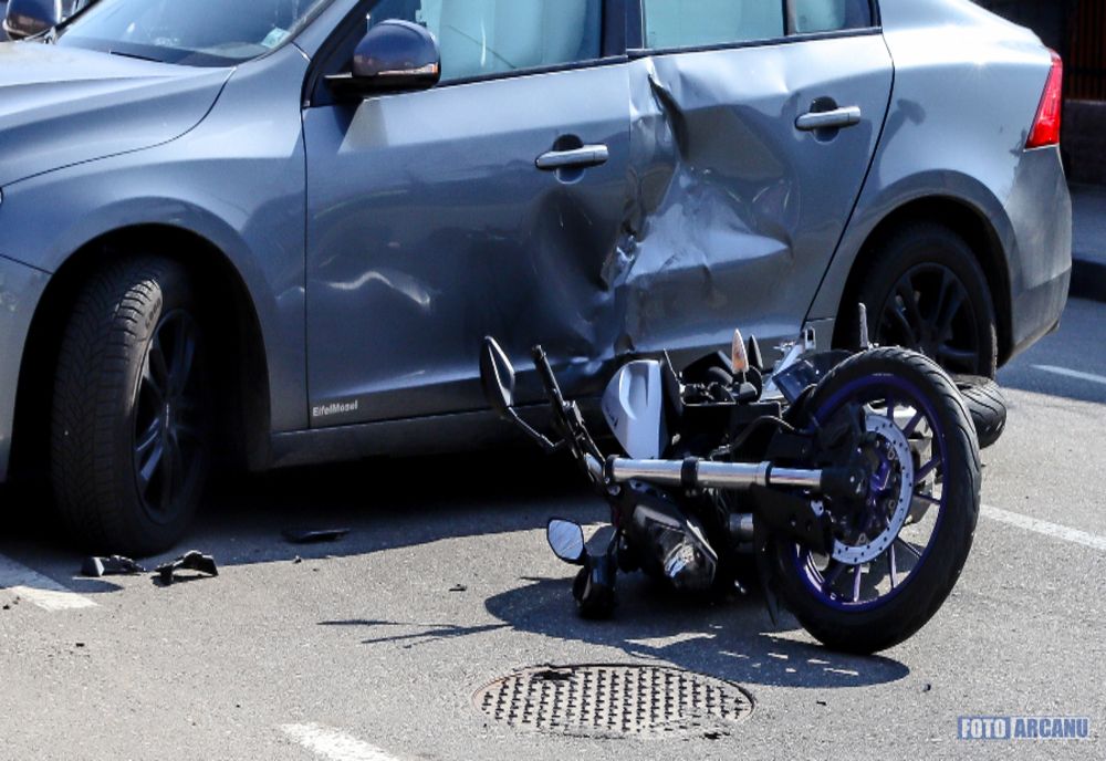 Adolescent pe moped, lovit de un autoturism, pe bulevardul Nicolae Titulescu, din Giurgiu