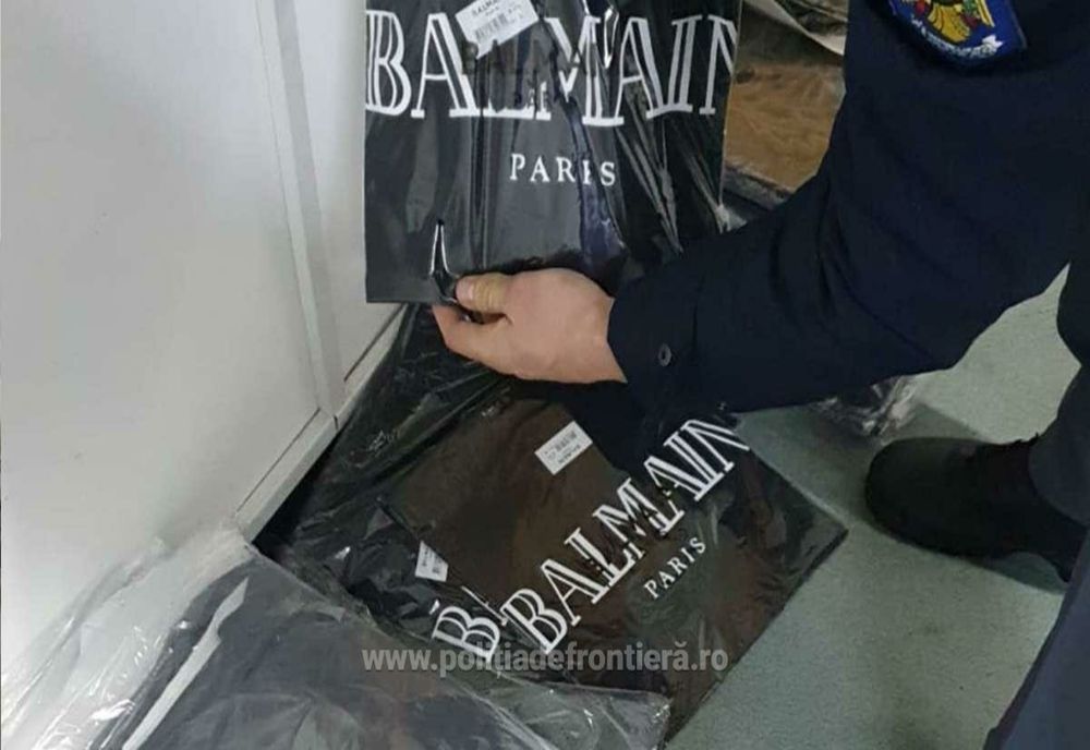Giurgiu. Bunuri contrafăcute, ascunse în bagajele pasagerilor dintr-un autocar turcesc