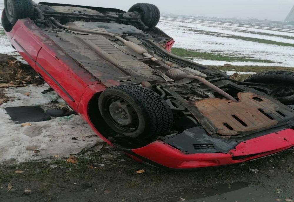 Mașină răsturnată pe DJ 601. Șoferul și pasagera s-au autoevacuat