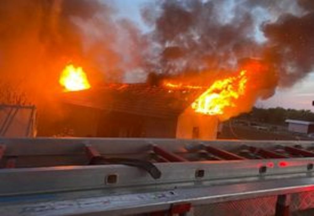 Incendiu violent la o locuință din localitatea Ghionea. Pompierii intervin 