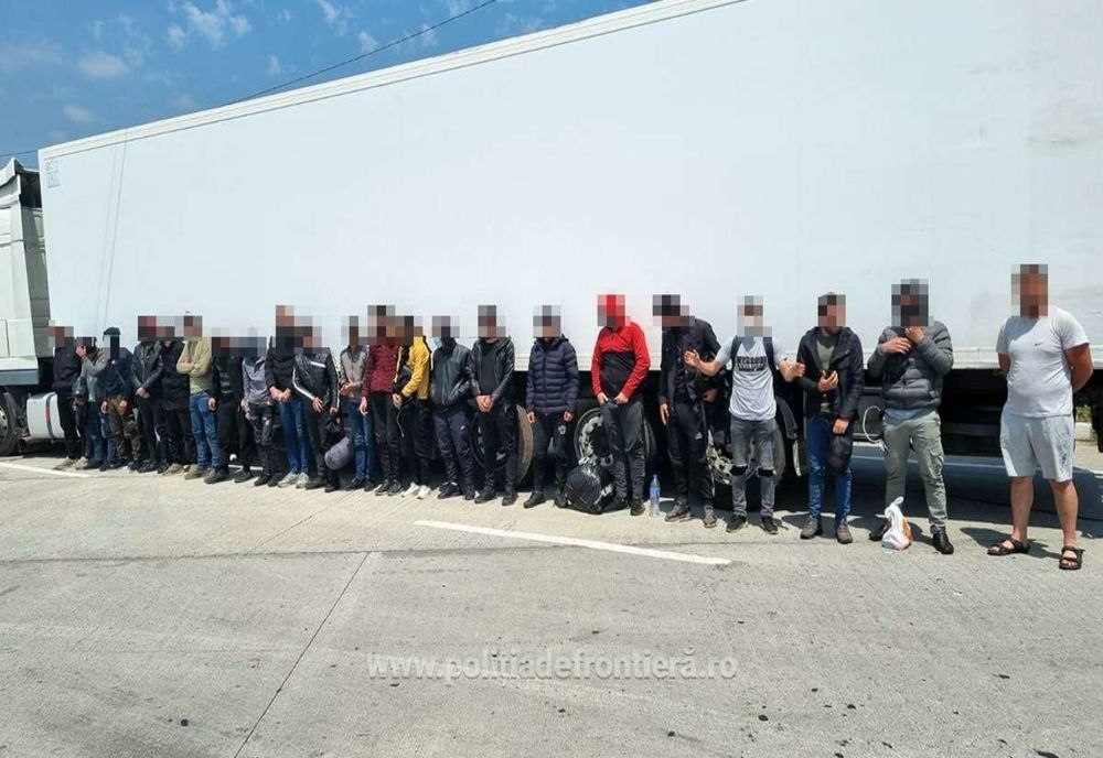 Giurgiu. 21 de migranți din Siria, Irak și Palestina, depistaţi într-un autocamion încărcat cu pepeni. Printre ei se aflau și minori