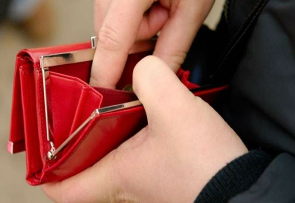 O femeie a sustras portofelul unei cliente aflată într-un salon de cosmetică din Giurgiu