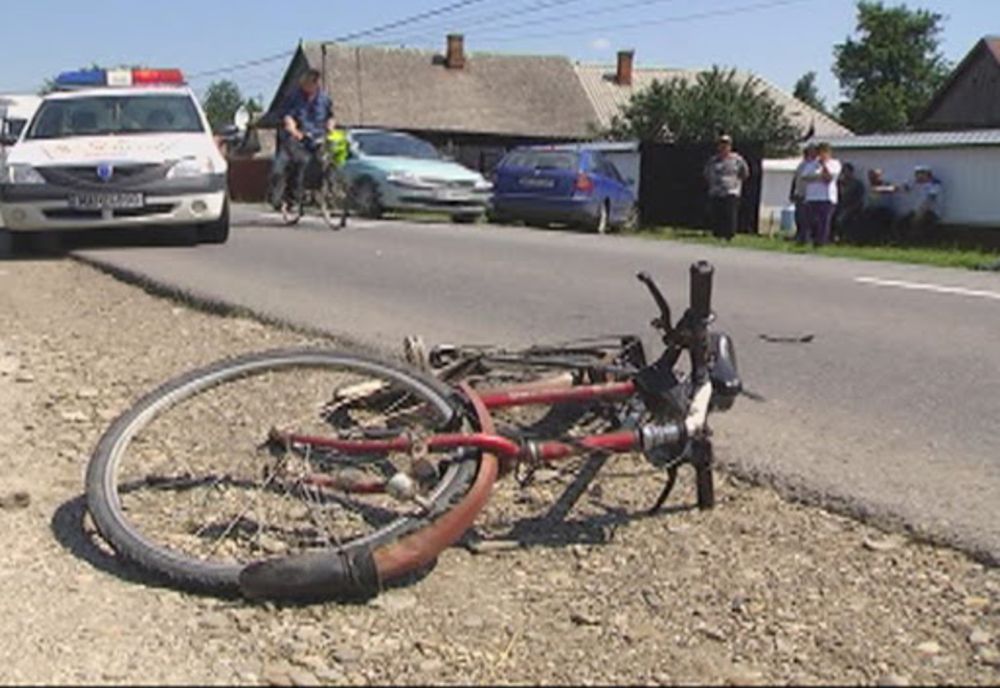 Biciclist lovit de un autoturism pe o stradă din Bolintin Vale