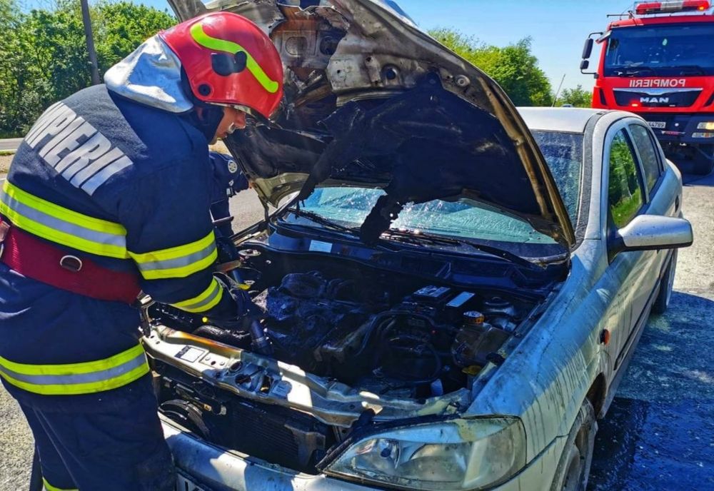 Autoturism în flăcări pe DN 5. Pompierii au intervenit cu o autospecială de stingere