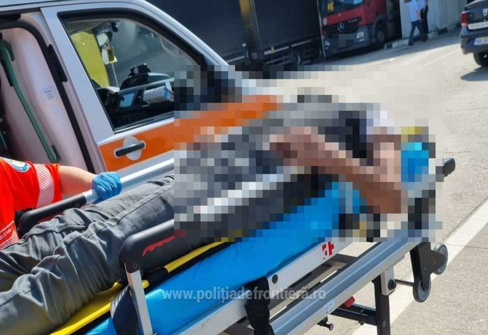 Tânăr afgan, salvat după ce a fost descoperit fără cunoştință în remorca unui TIR ce venea din Turcia