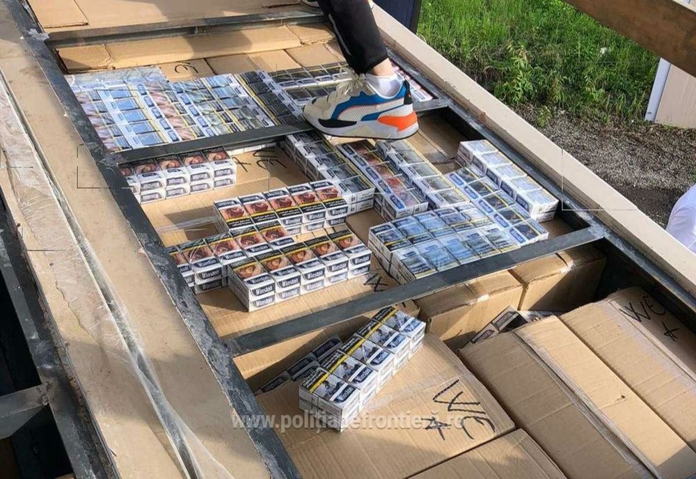 Aproape 150.000 de pachete cu țigări de contrabandă, depistate într-un camion, la PTF Giurgiu. Șoferul a fost reținut